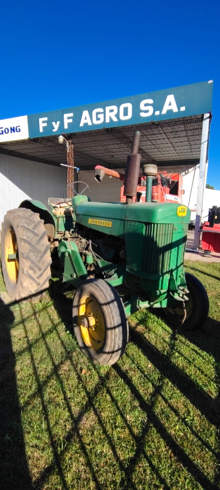 TRACTOR JOHN DEERE